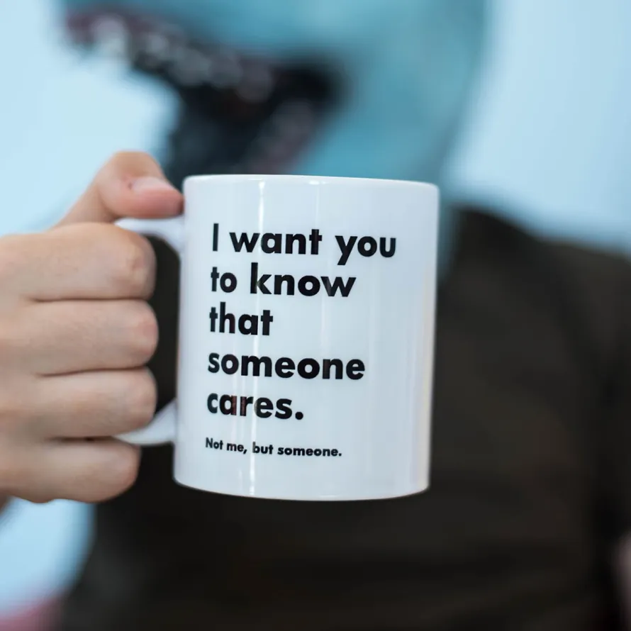 Kubek z nadrukiem SOMEONE CARES prezent dla znajomego