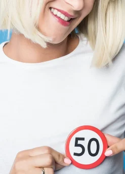 Przypinka urodzinowa ZNAK gadżet na 50 urodziny