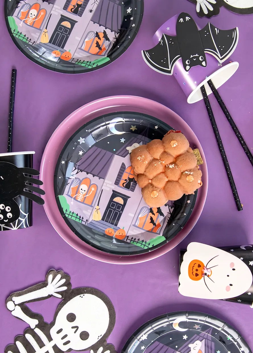Talerzyki papierowe HALLOWEEN SPOOKY FRIENDS 18 cm (6 szt.)